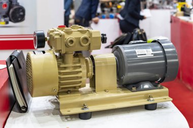 Elektrikli indüksiyon motoru. Masadaki sanayi için yağ içermeyen döner vane kuru vakum pompası.