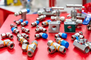 pnömatik ya da benzeri şeyler için çeşitli metal bağlama ya da hava hattı montaj ekipmanları. endüstriyel