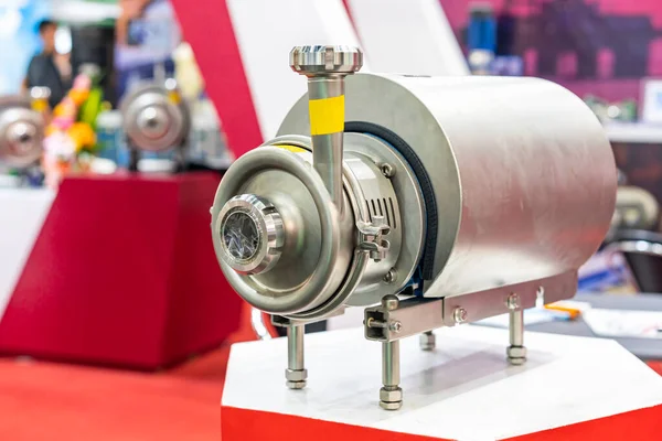 Yüksek verimli paslanmaz çelik santrifüj pompası. Yemek üretim süreci derecesi veya tıbbi endüstri için.