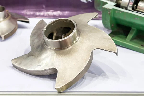 Componente Impulsor Semi Aberto Ferro Fundido Metal Para Bomba Industrial — Fotografia de Stock