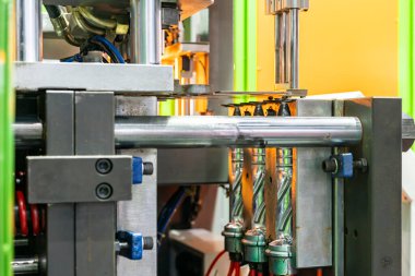 Endüstriyel üretim işlemleri için şişe üfleme makinesinin montajı sırasında plastik hayvan şişesi yapımında kullanılan metal küf.