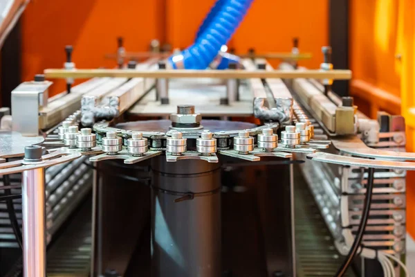 Endüstriyel alanda otomatik üretim şişe üfleme makinesinin sürekli taşıyıcı bileşenini kapat