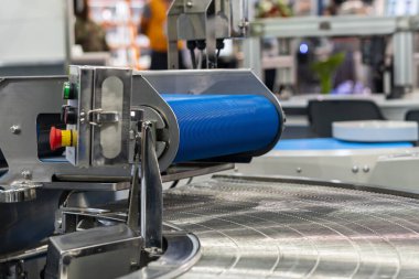 Lastik bandı kapatın ve taşımacılık malzemeleri veya ürünleri için otomatik üretim sürecinin paslanmaz çelik tel örgü taşıyıcısını kapatın. endüstriyel