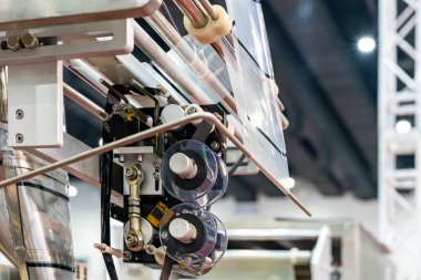 Otomatik doldurma makinesinin renk kurdele kodlama makinesinin mekanizma rulo bileşeni ve endüstriyel üretim sürecinde iyi gıdalar için şeffaf plastik film