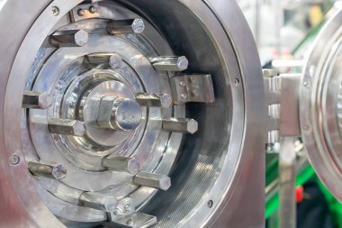 Endüstriyel üretim sürecinde gıda maddeleri veya kimyasallar için kullanılan paslanmaz çelik öğütücü makinesinin içindeki odayı kapatın.