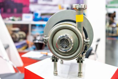 Yüksek verimli paslanmaz çelik santrifüj pompası. Yemek üretim süreci derecesi veya tıbbi endüstri için.