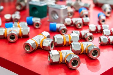 Pnömatik ya da benzeri şeyler için çeşitli metal bağlantı ya da hava hattı uygun bağlantı ekipmanlarını kapatın. endüstriyel