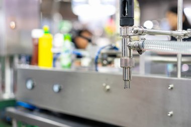 Otomatik sıvı dolum makinesinin paslanmaz çelik tüp dağıtıcısı bileşeni yiyecek içeceği ve diğer ürünleri üretirken kullanılıyor. endüstriyel