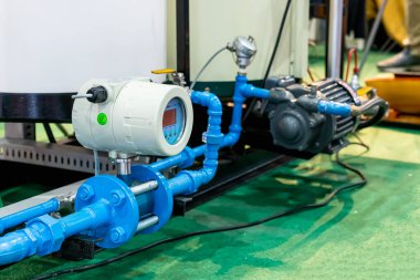 Endüstriyel gaz veya sıvı transferdeki makine için basınç viskozite yoğunluk sıkıştırılabilirlik uygulamasını ölçmek için boru hattı sistemine kurulmuş yüksek doğruluk ve modern akış vericisi vs..