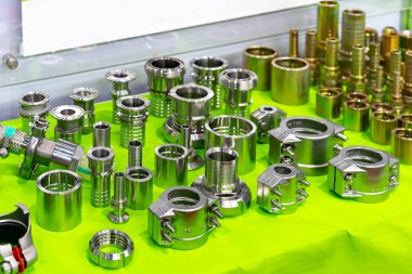 Endüstriyel sıvı buhar sisteminde farklı tipte metal eklem borusu montajı veya hortum konnektörü