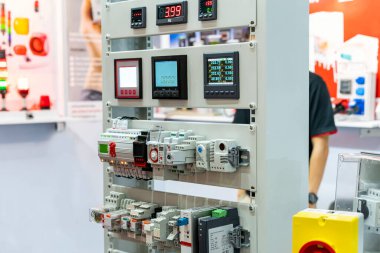 dokunmatik ekran kontrol paneli monitörü ve girdi modülü otomatik programlanabilir mantık denetleyici PLC akıllı devre kontrol sisteminin çeşitli yüksek hassasiyet ve doğruluk bileşeniyle