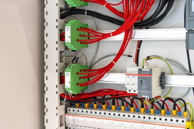 Elektrik anahtarı modu güç arzı veya doğrusal olmayan güç arzı ve diğer elektrik aygıtları ile kabine veya kabine üzerine monte