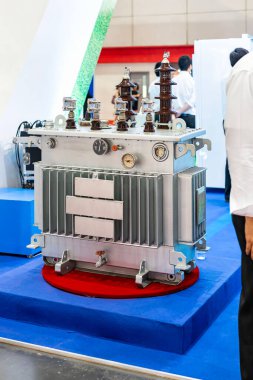 Elektrik transformatörü ve seramik elektrikli iğne yalıtıcısı elektrik üretmek ve güç dağıtmak için üzerine paslanmaz çelik monte ediyor.