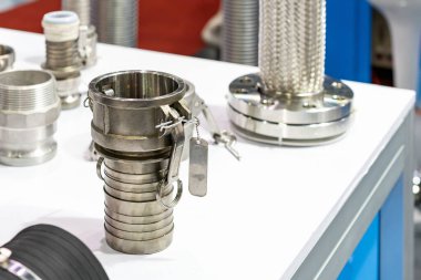 Metal hızlı montaj ya da eşleştirme hortum shank adaptörü ve sanayi üzerinde esnek konnektör tüp gibi diğer parçalar