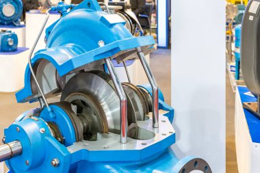 Ufuk içindeki büyük metal iticileri ve diğer bileşenleri kapatın. Kaplama pompası çift emme merkezkaç endüstriyel su veya sıvı taşımak için