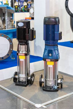 Yüksek basınçlı dikey paslanmaz çelik santrifüj pompası, tesisat endüstrisinde veya diğer uygulama kullanımlarında sıvı veya su taşımak için elektrikli motoru içerir.