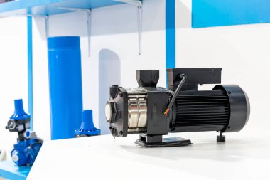 Metal yatay çok aşamalı santrifüj pompasını içme suyu veya içecek endüstrisi veya diğer uygulama işlerinde sıvı taşımak için elektrikli motorla kapatın