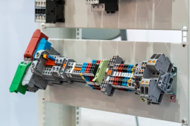 Sanayideki elektrik bağlantısı bileşeni için çeşitli terminal blokları veya bağlantı soketi