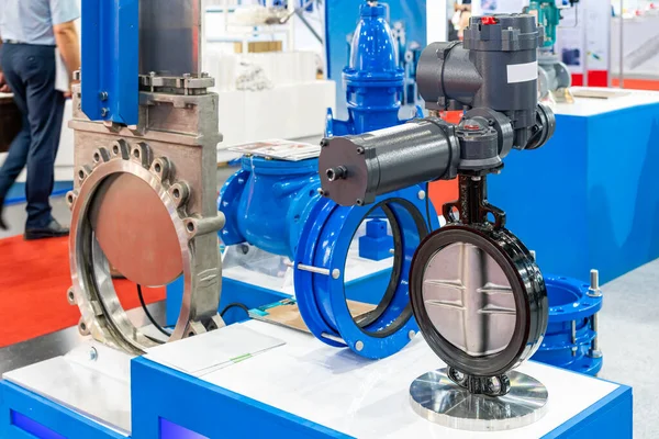 Metal kelebek kapakçığı ya da çeyrek dönüşlü kapakçığı olan elektrik etkinleştirici montaj endüstriyel boru hattında yakın ve sıvı taşıma sistemini açar