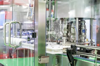 Gıda ya da içecek için endüstriyel ya da diğer uygulamalarda sürekli otomatik su ya da sıvı dolum makinesi