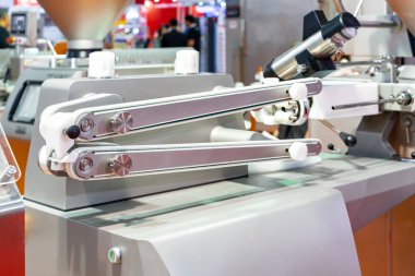 Sosis taşımacılığı için gıda endüstrisinde üretim makinesine otomatik sandviç taşıyıcısı veya üst ve alt taşıyıcı