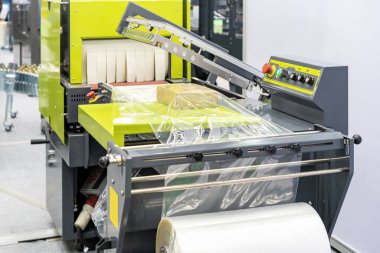 Sanayi için plastik film küçültme makinesinin plastik filmiyle dolu karton kutu.