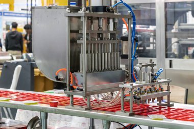 Yiyecek içecek veya krema sosu paketleme için otomatik olarak doldurma ve mühürleme makinesi. endüstriyel