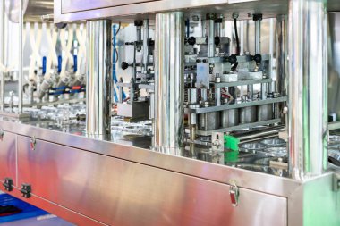 Mührü kapat ve yiyecek içecek veya krem sosu paketlemek için otomatik doldurma ve mühürleme makinesinin ambalaj bandını kes. endüstriyel