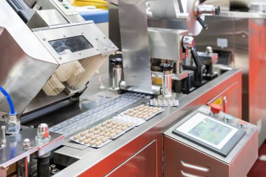 İlaç veya gıda endüstrisinde otomatik olarak su toplayan ambalaj makinesiyle plastik ambalajlarda kapsülü ardı ardına kapat