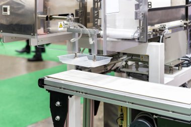 Üretim aşamasında şerit taşıma aracındaki plastik kutuyu emerken otomatik uzuvla vakum vantilatörünü kapat.