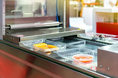 Sosisler ve diğer yiyecekler plastik pakette vakumlu film paketleme makinesinde gıda endüstrisinde