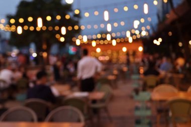 Restorandaki bulanık görüntü, restorandaki birçok insan yemek yiyor ve eğleniyor. 