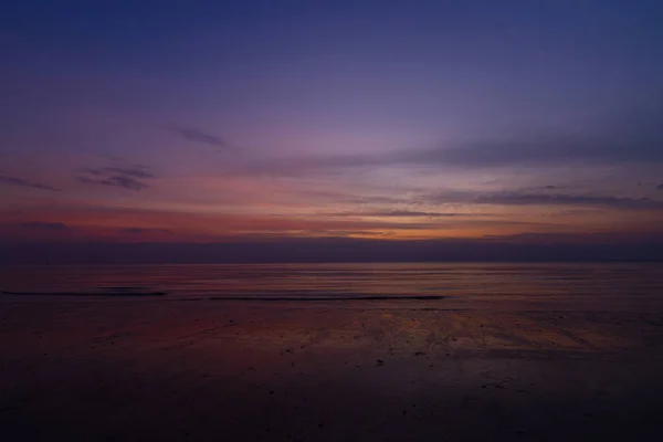 朝日とシルエットで見る風景 海アジアタイ — ストック写真