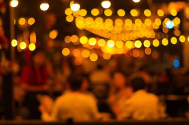 Bir restorandaki gece festivalinin bulanık görüntüsü ve atmosfer Bokeh 'in arka planı ile mutlu ve rahatlatıcı.
