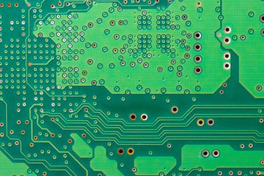 Elektronik bileşenleri ve çipleri olan yeşil baskılı devre kartının yakın plan görüntüsü