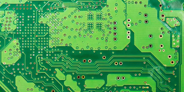 Elektronik bileşenleri ve çipleri olan yeşil baskılı devre kartının yakın plan görüntüsü