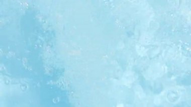 Yumuşak dalgalar ve yumuşak bir güneş ışığı ile sakin mavi su yüzeyi