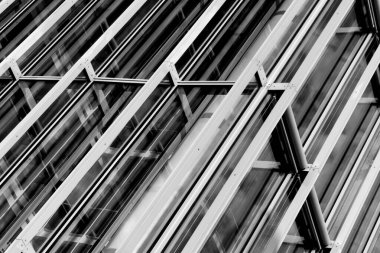 Hong Kong 'daki modern ofis binası. siyah ve beyaz ton.