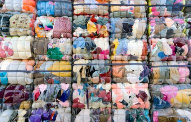 Birçok farklı renkte plastik topların arkaplanı.