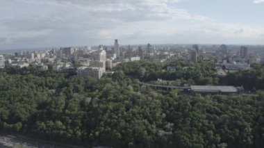 Kyiv şehrinin genel planı. Sağ yakanın manzarası. Şehir merkezi. Yaz. Dinyeper Nehri. Hükümet konutu. Havadan
