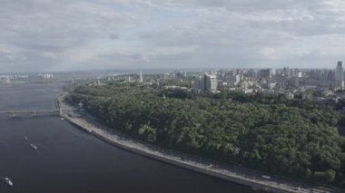 Kyiv şehrinin genel planı. Sağ yakanın manzarası. Şehir merkezi. Yaz. Dinyeper Nehri. Hükümet konutu. Havadan