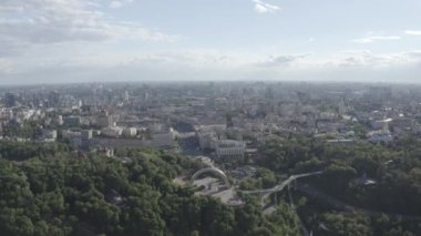 Kyiv şehrinin genel planı. Sağ yakanın manzarası. Şehir merkezi. Yaz. Dinyeper Nehri. Hükümet konutu. Havadan