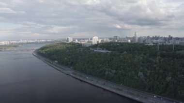 Kyiv şehrinin genel planı. Sağ yakanın manzarası. Şehir merkezi. Yaz. Dinyeper Nehri. Hükümet konutu. Havadan