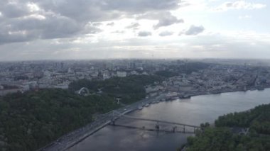 Kyiv şehrinin genel planı. Sağ yakanın manzarası. Şehir merkezi. Yaz. Dinyeper Nehri. Hükümet konutu. Havadan