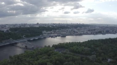 Kyiv şehrinin genel planı. Sağ yakanın manzarası. Şehir merkezi. Yaz. Dinyeper Nehri. Hükümet konutu. Havadan