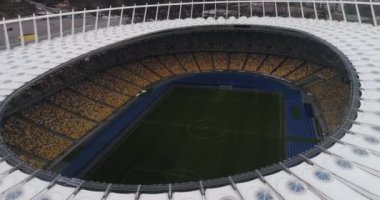Olimpik Stadyum. Kyiv. Ukrayna. Şehir merkezi. Futbol sahası. Çağdaş tasarım. Hava fotoğrafçılığı. Tribünler. Hayranlar için yerler.