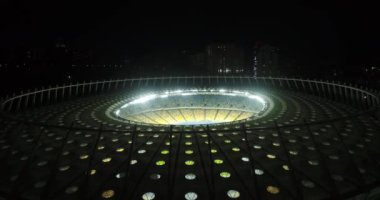Olimpik Stadyum. Kyiv. Ukrayna. Şehir merkezi. Futbol sahası. Çağdaş tasarım. Hava fotoğrafçılığı. Tribünler. Hayranlar için yerler. Gece