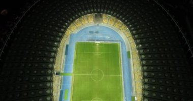 Olimpik Stadyum. Kyiv. Ukrayna. Şehir merkezi. Futbol sahası. Çağdaş tasarım. Hava fotoğrafçılığı. Tribünler. Hayranlar için yerler. Gece