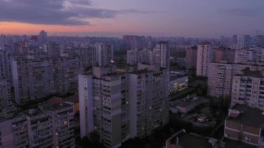 Metro Kharkivska. Revutsky Caddesi. Bölgenin genel planı. Gece çekimi. Şehir ışıkları. Hava fotoğrafçılığı. Gün batımı gökyüzü.