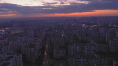 Metro Kharkivska. Revutsky Caddesi. Bölgenin genel planı. Gece çekimi. Şehir ışıkları. Hava fotoğrafçılığı. Gün batımı gökyüzü.